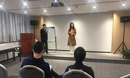 克服演讲紧张情绪的有效方法（自信、准备和技巧，三个助你化解演讲压力）