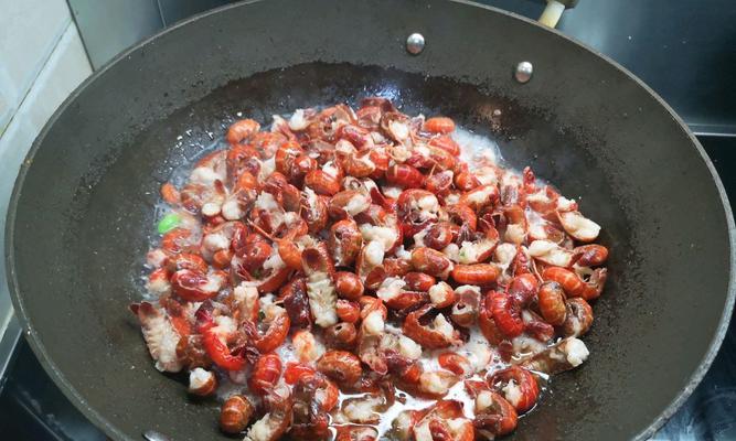家常小龙虾的做法大全（美味家常小龙虾，让你在家也能品尝鲜香美味！）