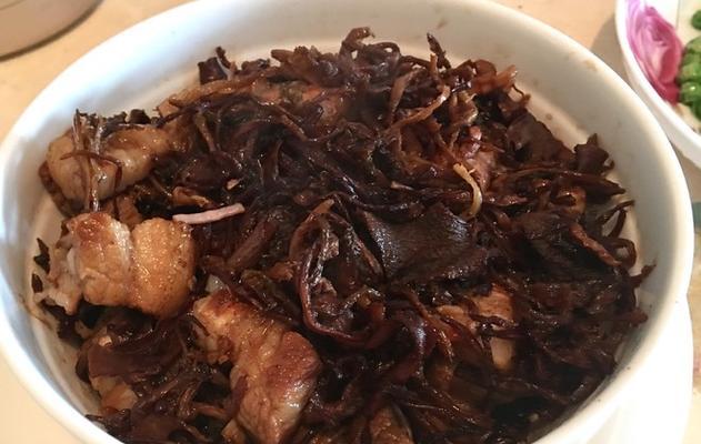 美味经典——梅干菜扣肉的制作秘笈（传统家常菜谱，重温经典搭配的美味盛宴）
