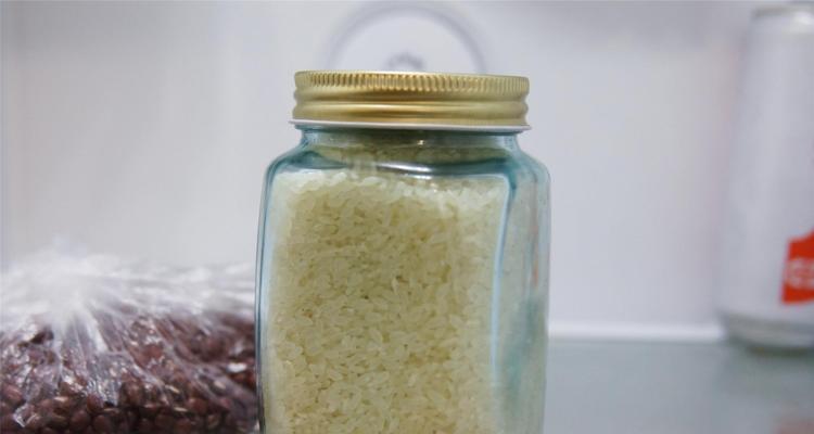 夏季大米滋生虫子的应对方法（有效防治大米虫害，保障家庭食品安全）