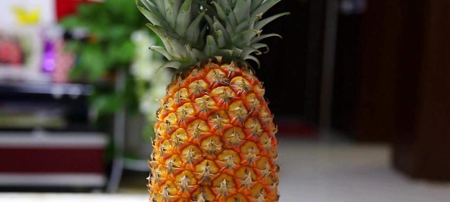 凤梨与菠萝的品种差异（揭秘凤梨与菠萝的区别及亲缘关系）