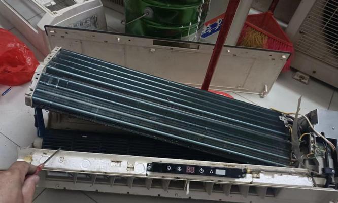 家里空调漏水了该怎么办？（家用空调漏水的处理方法及注意事项）