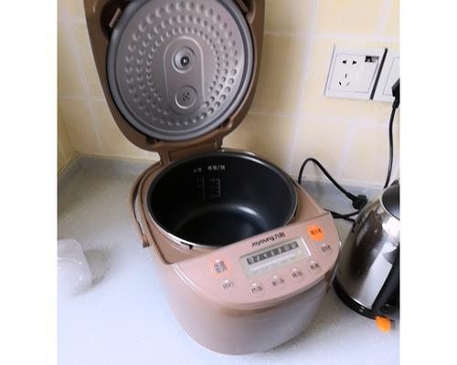 电饭煲内盖拿不下的解决方法（掌握这一技巧）