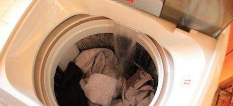 羽绒服洗衣机洗涤方法及注意事项（轻松清洗）