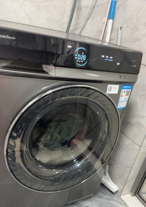 解决洗衣机水气味问题的有效方法（消除臭味）