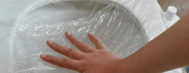 用矿泉水瓶疏通马桶堵塞（简便方法解决马桶堵塞问题）