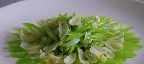 西芹百合怎么炒菜好吃又营养（学会正确处理）