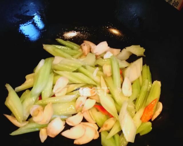 西芹百合怎么炒菜好吃又营养（学会正确处理）