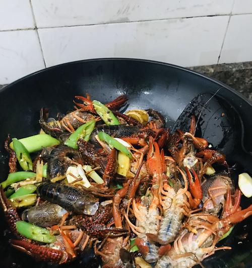 小龙虾的做法大全家常做法配料（龙虾大餐的做法）