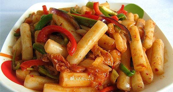 家常炒年糕的简单做法（一道美味可口又简便的韩式料理）
