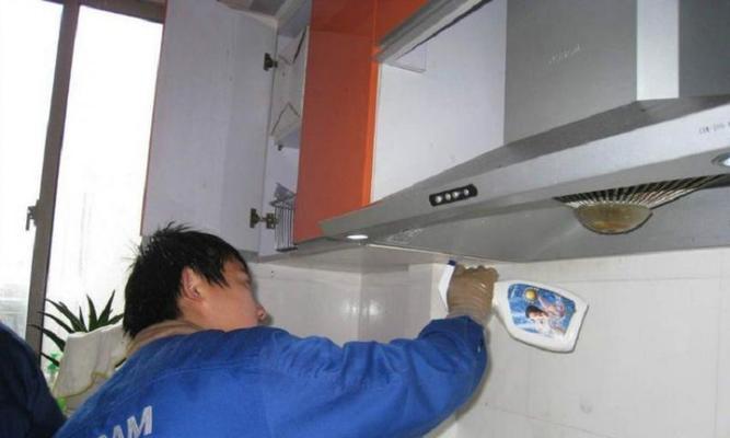 如何清洗抽油烟机管道（简单有效的清洗方法）