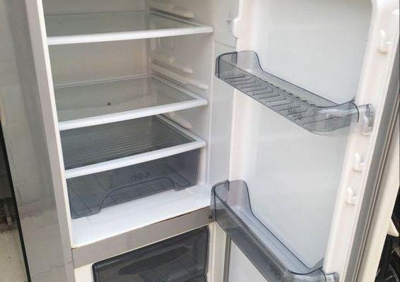 如何正确清洁冰箱管子（有效清除冰箱管道污垢）