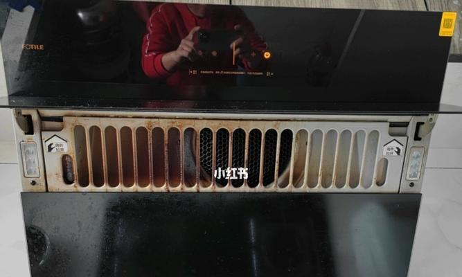 如何彻底清洗油烟机的油渍（简单易行的清洗方法）