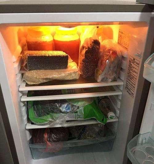 解决冰箱老有水的方法（有效应对冰箱内部水分问题）