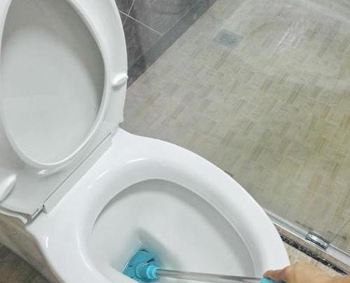 马桶堵了怎么自己快速疏通（实用方法教你快速解决马桶堵塞问题）