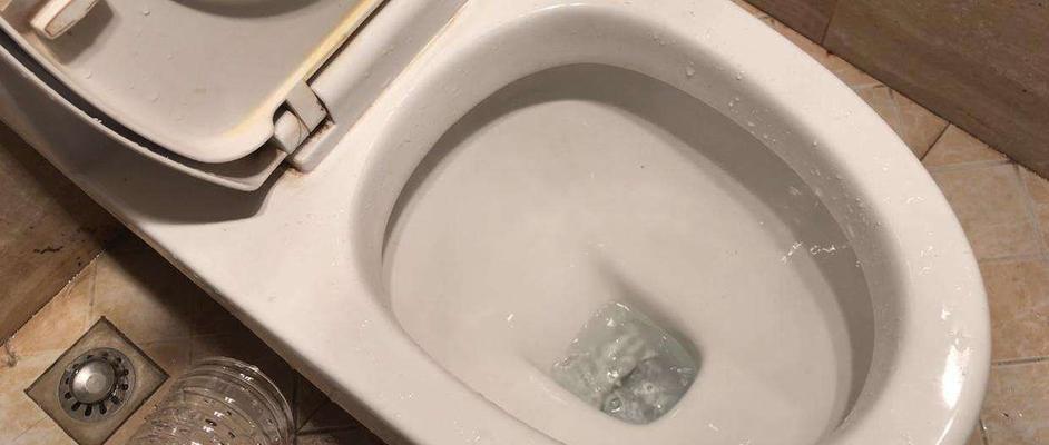马桶堵了怎么自己快速疏通（实用方法教你快速解决马桶堵塞问题）
