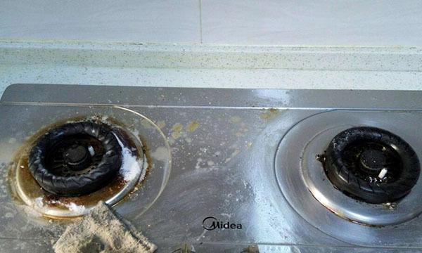 简便高效的自动清洗燃气灶油渍的方法（省时省力）