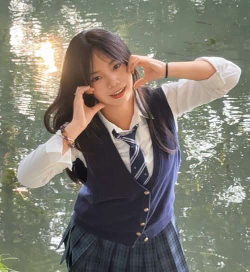 穿JK制服拍照时手机应该如何拿取？有哪些姿势可以尝试？