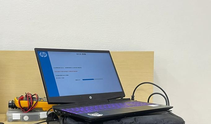 电脑一拔充电线就黑屏的原因是什么？如何解决？