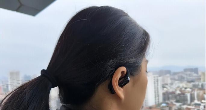 有线蓝牙耳机在帽子上怎么戴？