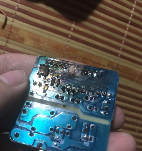 为何更换充电器后手机会发烫？