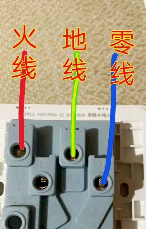 如何绘制充电器插座与手机的插图？步骤是什么？