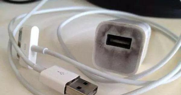 墙上的充电器如何使用？使用时应注意哪些安全问题？