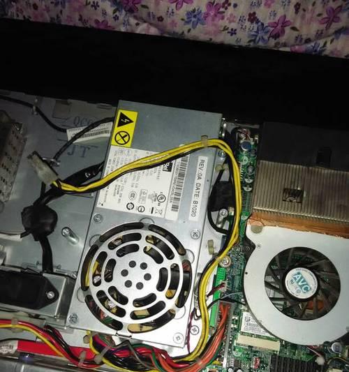电脑拔掉电源后屏幕变暗的原因是什么？如何解决这个问题？