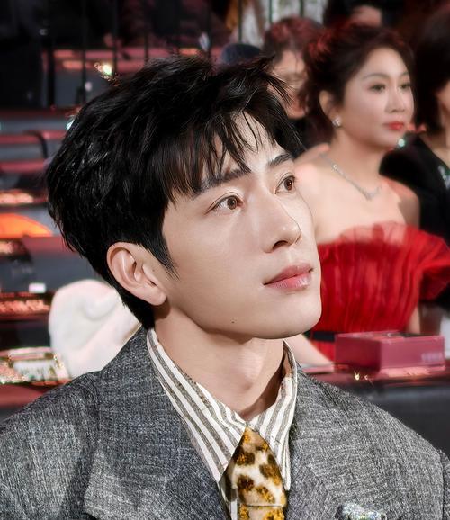 哪些明星购买了华为三折手机？有什么特点？