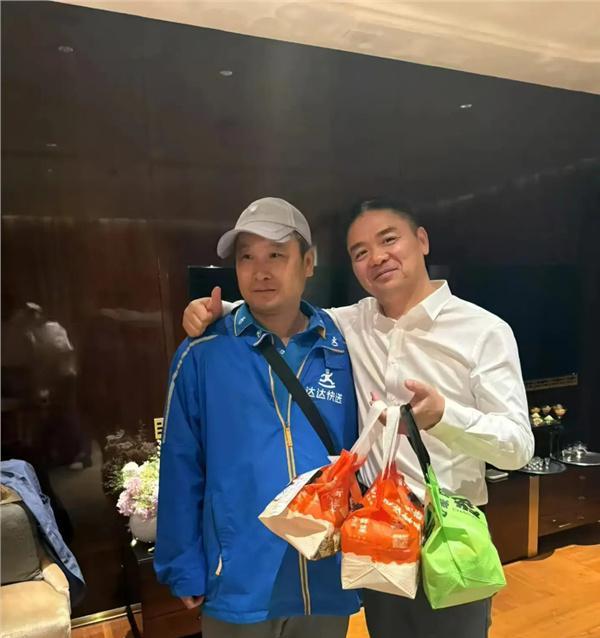 刘强东入住四季酒店点外卖，给外卖小哥发千元小费，豪掷1000元打赏骑手！