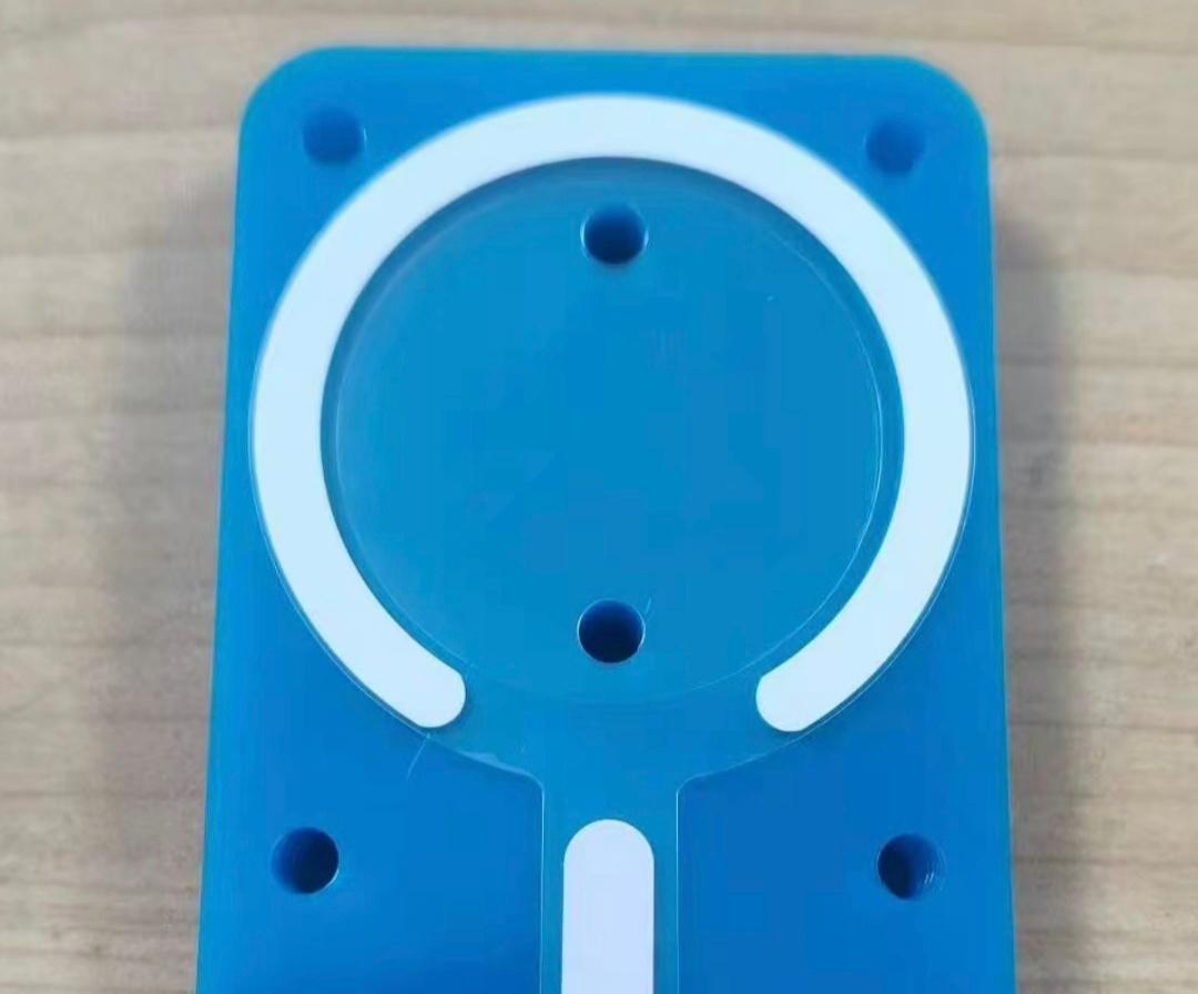 【iPhone 17 Pro新MagSafe设计曝光：圆形底部带开口，系统磁圈布局做了调整】图4