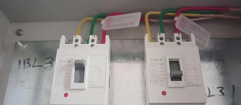 电源中两个CPU供电接口如何正确连接？连接错误会有什么影响？