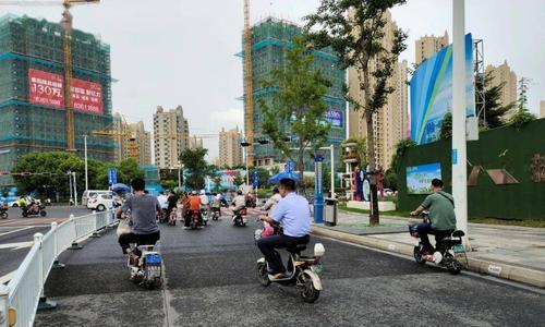 电瓶车携带马凳的正确方法是什么？