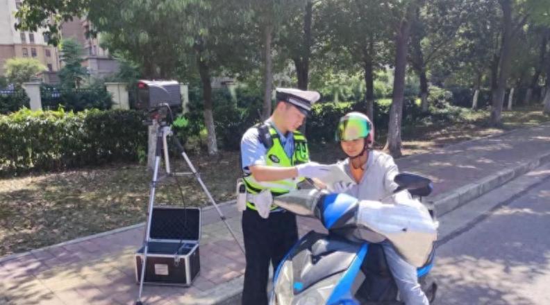 【4种查电动车新方式来了！无交警执勤，电动车违法行为照样会处罚】图1