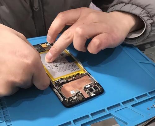 更换手机电池流程详解（让你的手机恢复如新）