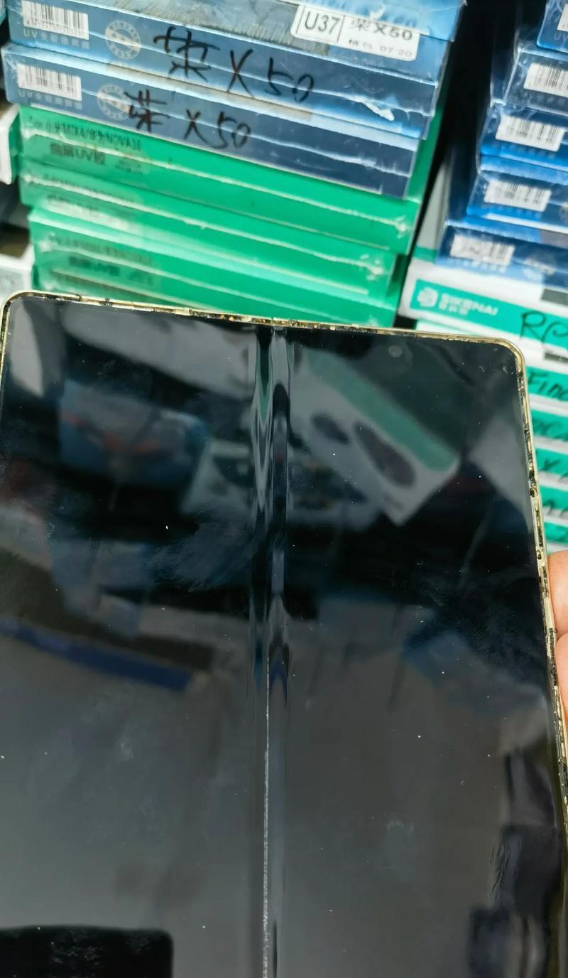 折叠屏出现凹点的原因是什么？