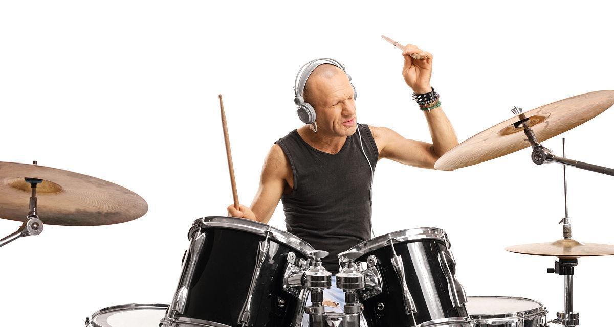 打鼓时如何正确使用耳机？耳机在打鼓中的作用是什么？