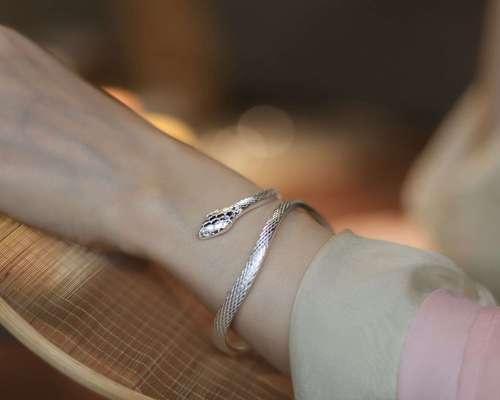 蛇形手环佩戴技巧有哪些？