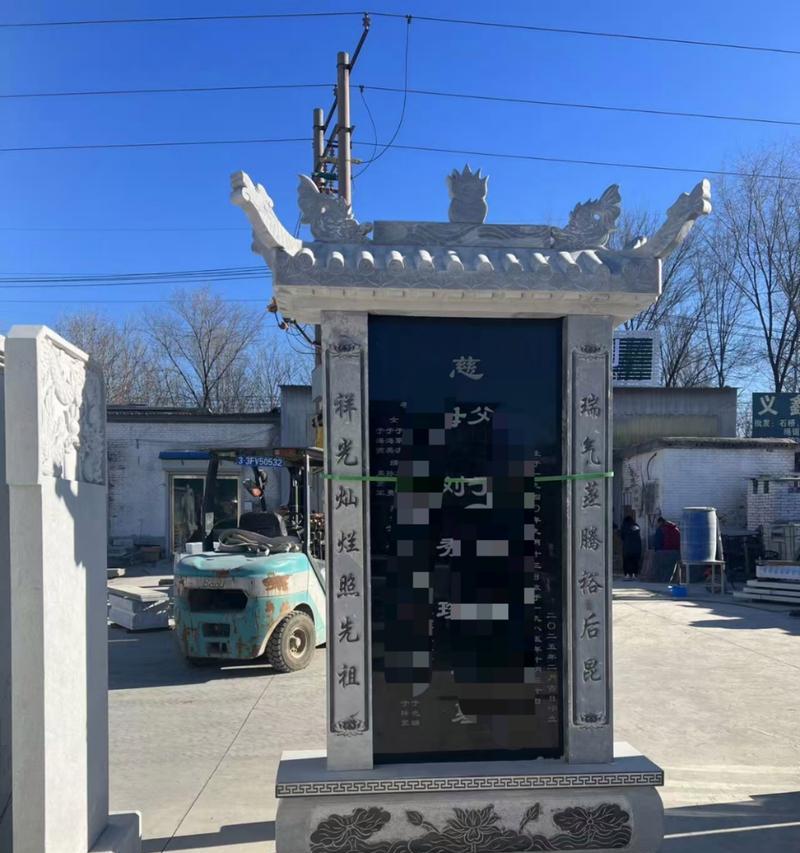 安摄像头的墓碑具体名称是什么？这个墓碑有何特别之处？