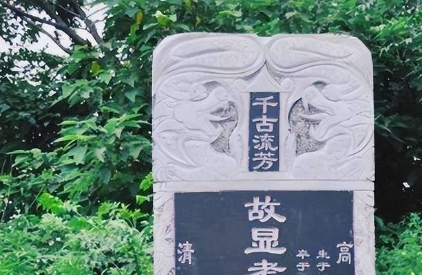 安摄像头的墓碑具体名称是什么？这个墓碑有何特别之处？