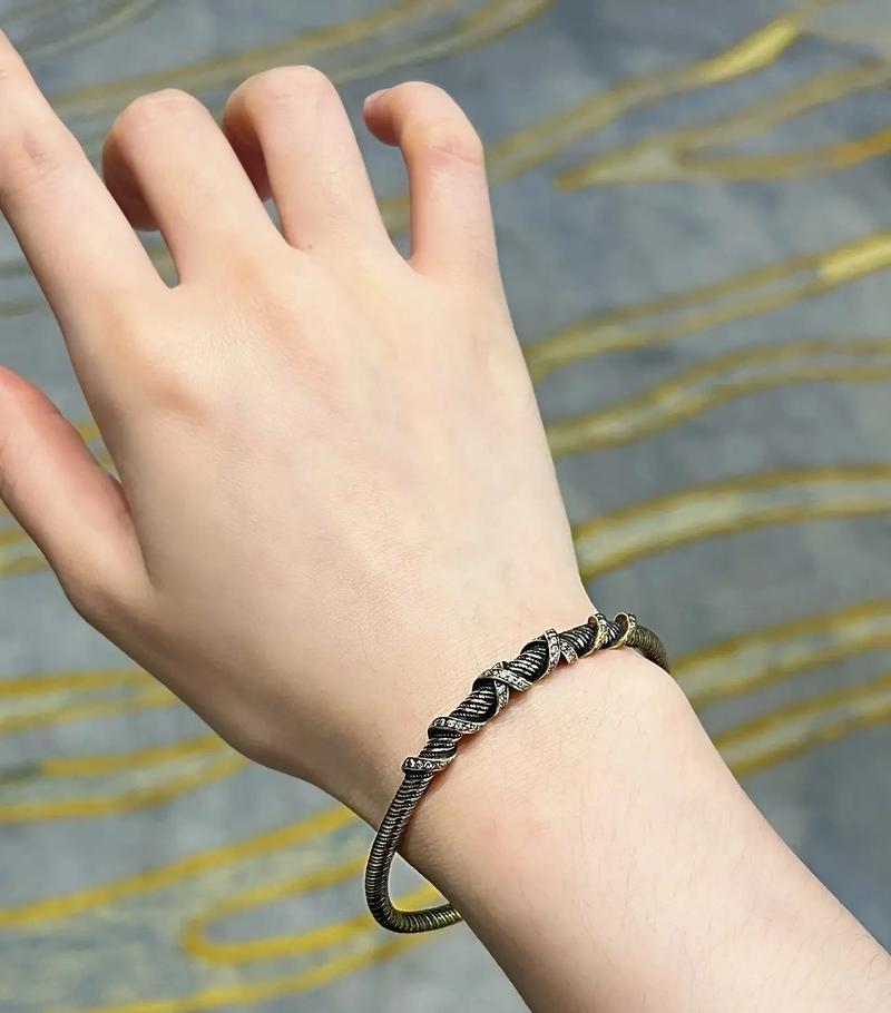 黑金螺钿手环佩戴时应注意哪些细节？