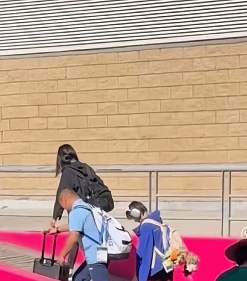 书包挂耳机听歌的正确方法是什么？