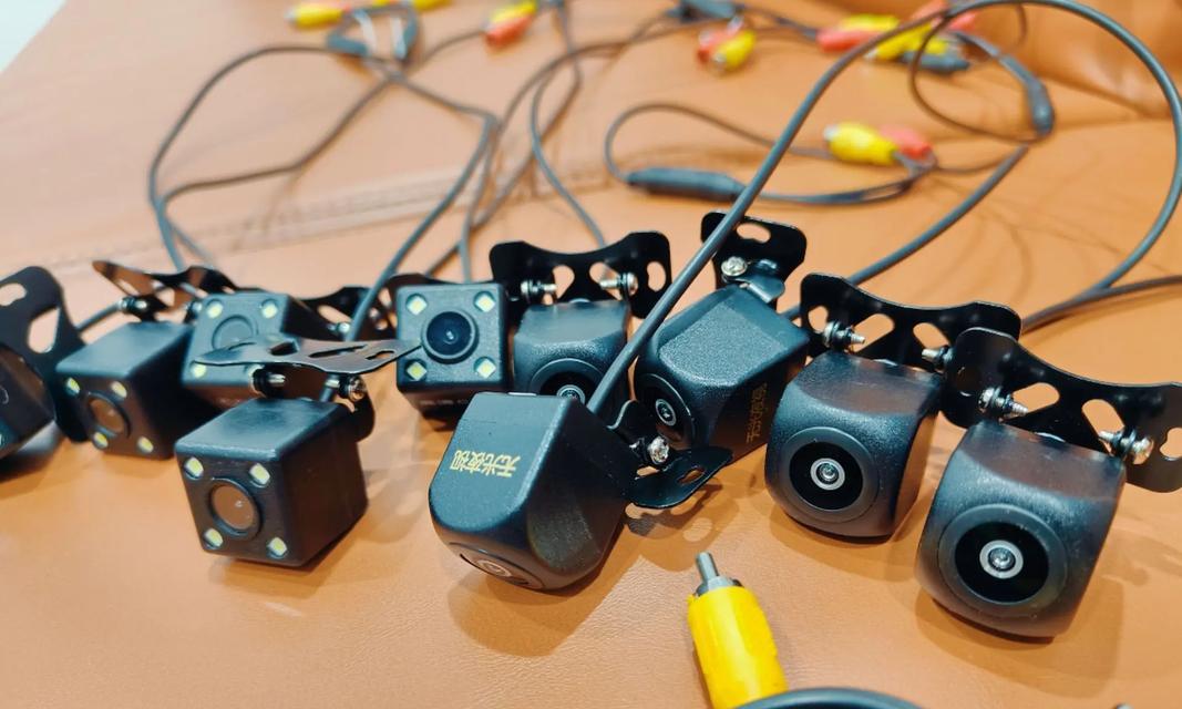 圆盘型带灯摄像头的正确名称是什么？