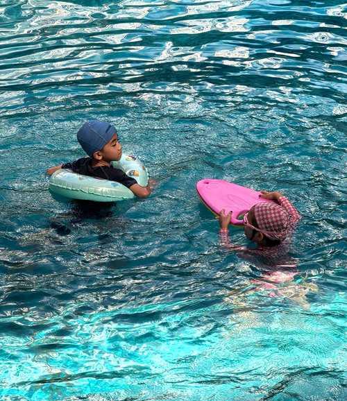 游泳时准确手表的正确佩戴方式是什么？