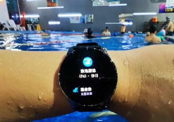 游泳时准确手表的正确佩戴方式是什么？